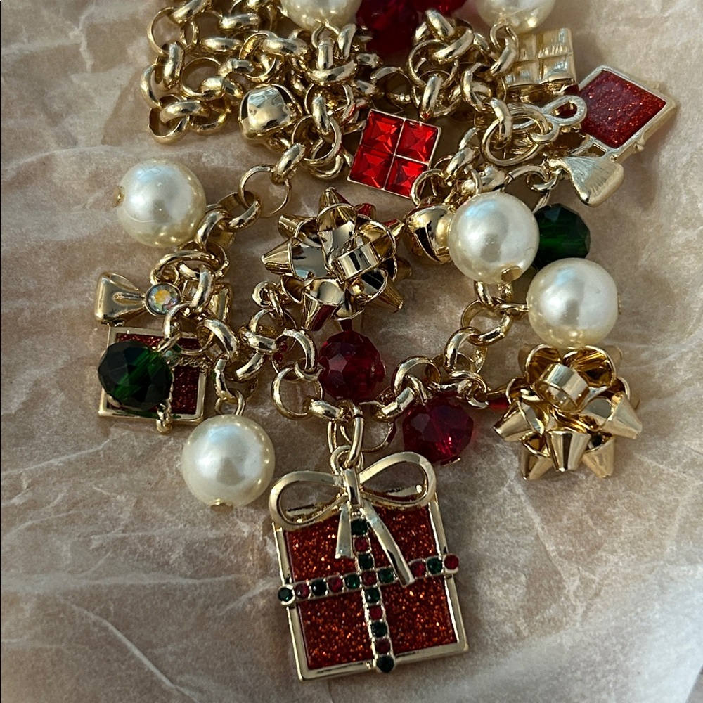 Avon Studio 1886 Pearly Wrapped Necklace NEW dangling Christmas charms - Picture 11 of 13